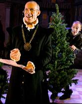 Kenn Sabberton as Malvolio and Louis Butelli, behind tree, as Feste